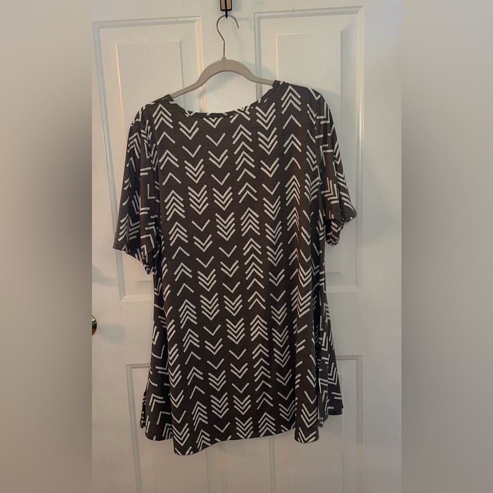 LuLaRoe Gray and White Arrow-Print Scoop Neck Tunic - Picture 2 of 3